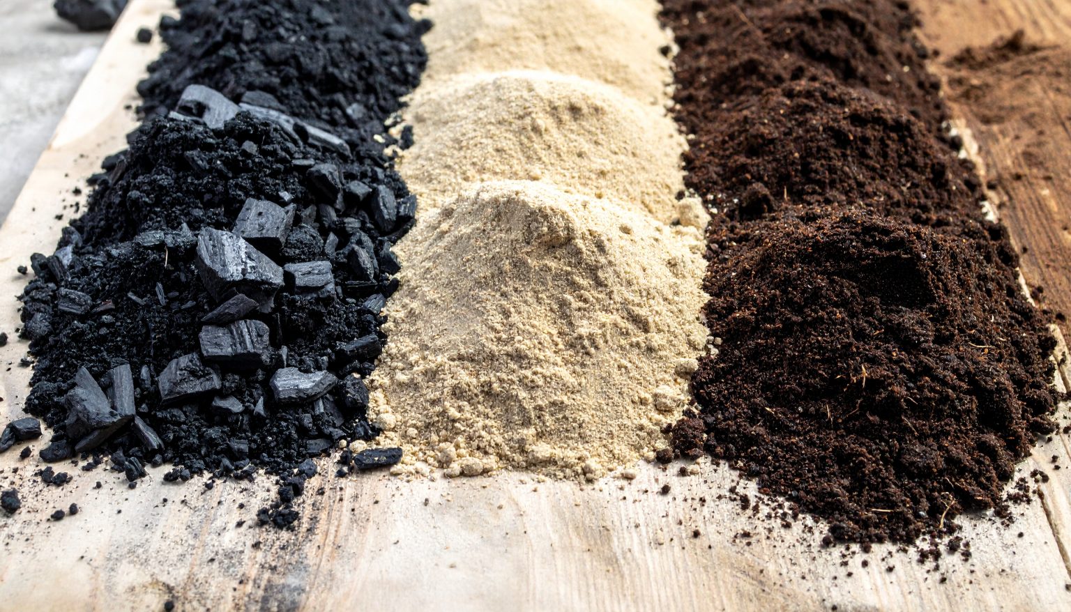 Firefly Aufschüttung von Pflanzenerde, Sand, Kohle nebeneinander 451565