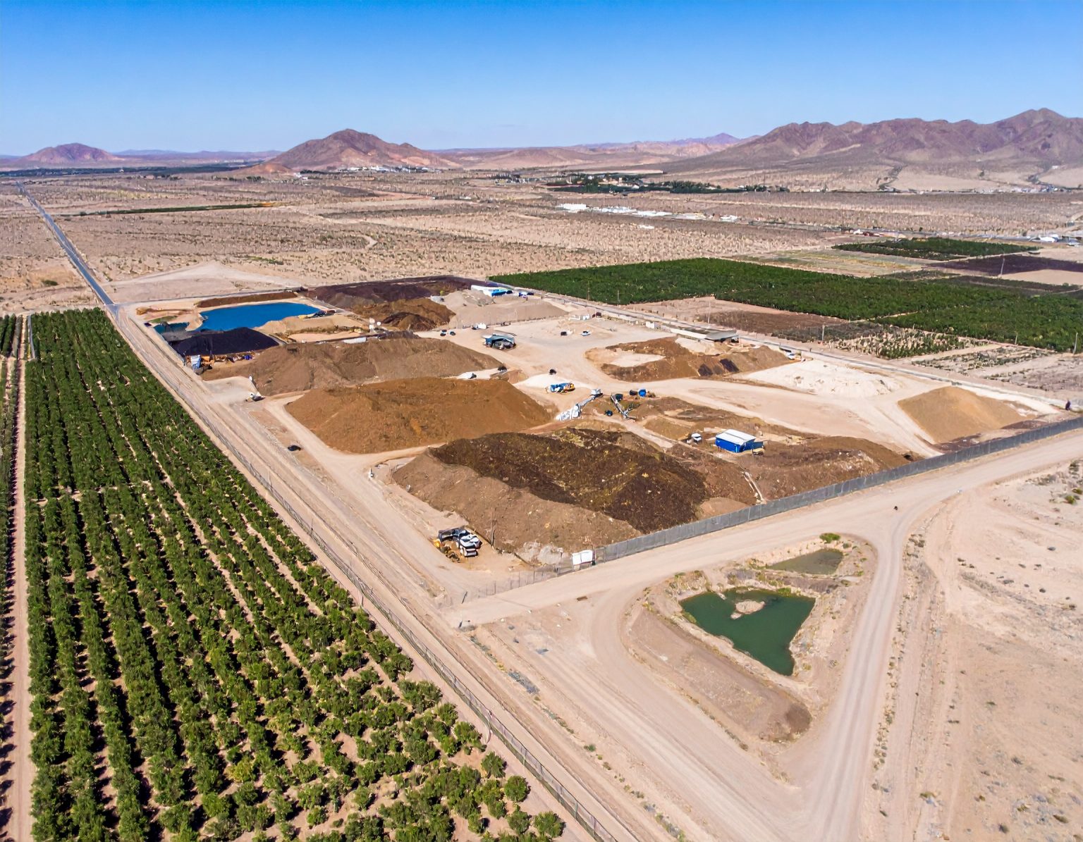 Firefly große Kompostieranlage mit Pflanzenabfällen, Vogelperspektive, neben eine Baumschule inmitte